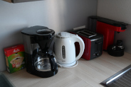 Ausstattung: Kaffeeautomat & Wasserkocher
